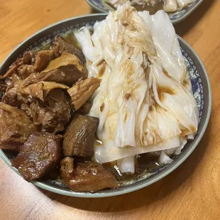 Braised beef with rice rolls