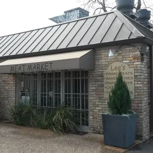 The exterior of Lee's.