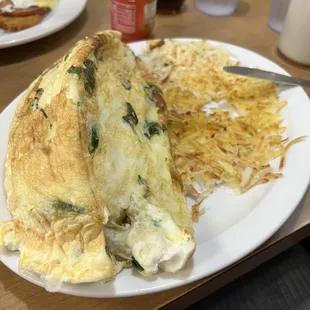 an omelet and hash browns