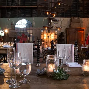 Beautiful wedding at Big Daddy&apos;s Antiques in SF