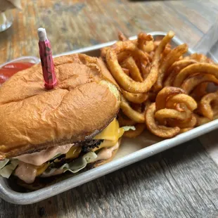 Cheeseburger. Super good! Recommend getting the fries as well