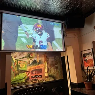 Awesome bar with good vibes, affordable drinks and massive record collection. Live DJ a plus.