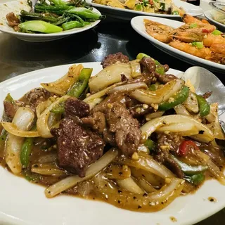 28. Beef Tenderloin with Satay Sauce On Sizzling Platter