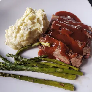 meat, mashed potatoes and asparagus