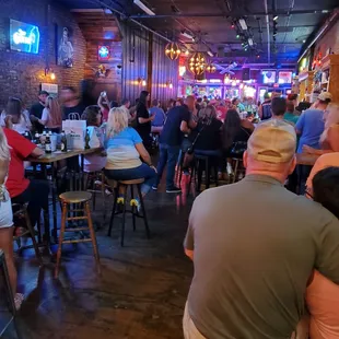 a crowd of people sitting at a bar