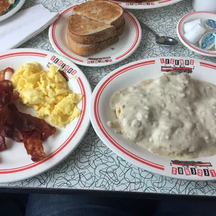 eggs, bacon, gravy and toast