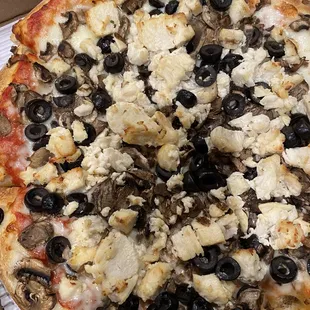 Medium build your own with grilled chicken, mushrooms, black olives
