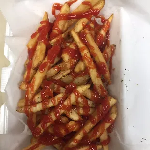 Fries with salt pepper ketchup. Was nice.