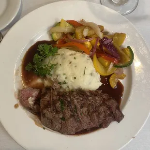 Incredible dinner. 7oz Denver Steak, creamy sour cream mashed potatoes, and vegetable medley. Ordered the cosmopolitan, amazing.
