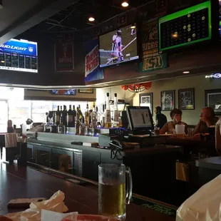 Great staff. Serves food late at night. Full service bar! Great place!