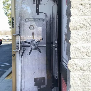 Love the painted front door! Reminds me of 40 years at the bank!