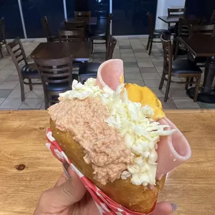 Arepa: diablito, yellow cheese, ham and cheezwhiz (riqueza)