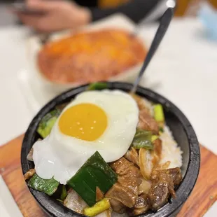 spareribs over rice in stone pot
