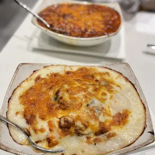 baked spaghetti with shrimp and mushroom in white sauce