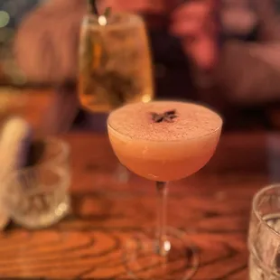 Amantes do carvalho in the foreground, port tonic in the background. Both fab!