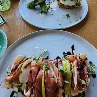 Prosciutto toast with pears, smoked goat cheese and honey