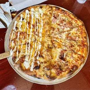 The Splittsburgh 1/2 chicken bacon ranch and 1/2 meat lovers with Garlic Knots up the middle.