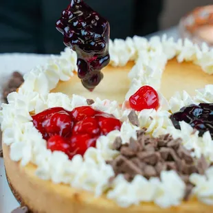 Classic cheesecake with toppings