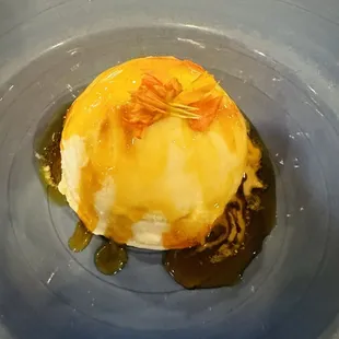 Ginger ice cream with light caramel sauce