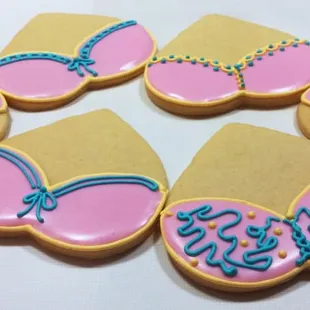 Pretty pink bra and panty cookies, perfect for a bridal shower or bachelorette party.