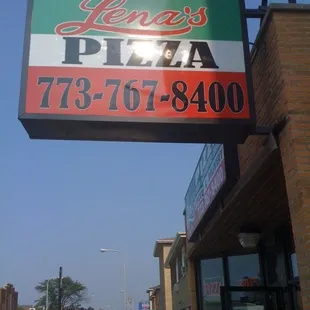 a sign for len&apos;s pizza