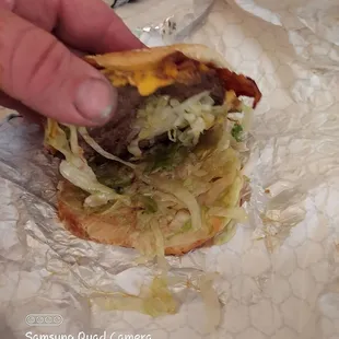 Burger of what not ordered  with expired lettuce