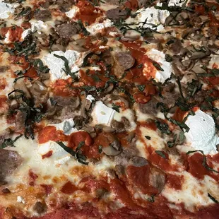 "Lasagna" pizza with mushrooms added. DELICIOUS!