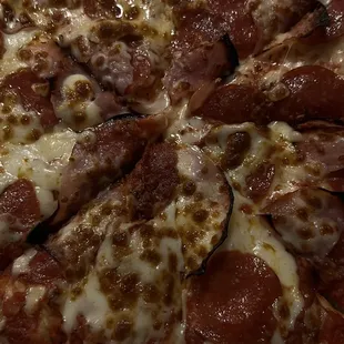 pepperoni and ham pizza