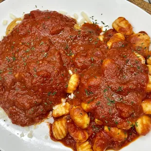 a plate of pasta and sauce
