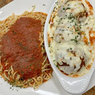 a plate of spaghetti and meatballs