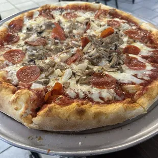 Large Special minus the green peppers was great. Love their crust here!