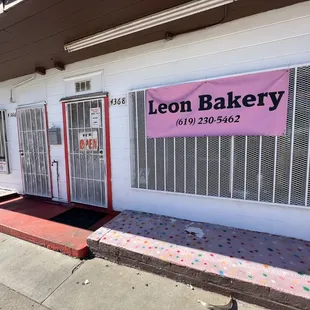 the entrance to leon bakery