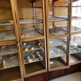 the bakery&apos;s display of pastries and pastries