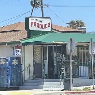 the outside of a grocery store