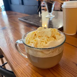 Latte w pumpkin whipped cream