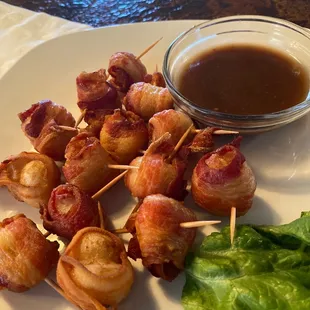 bacon wrapped shrimp skewers and lettuce
