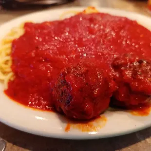 a plate of spaghetti and meatballs