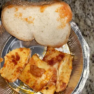Cheese ravioli and manicotti with complimentary bread