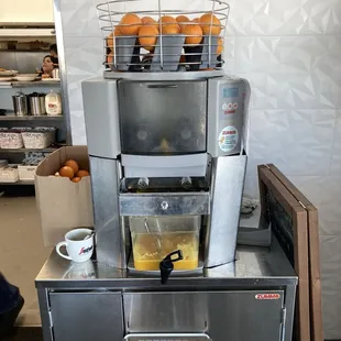 The wonderful fresh orange juice maker machine!