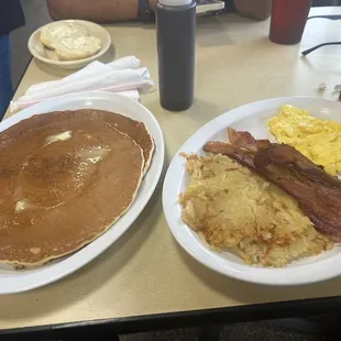 2 pancakes w/hash brown, bacon, eggs