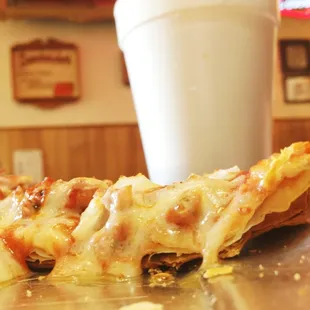 Cracker thin crust, provel cheese, mild sausage, and a savory tomato sauce.
