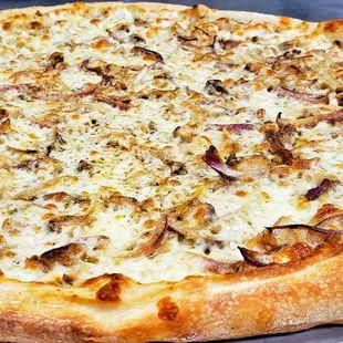 white pizza with chicken and red onion