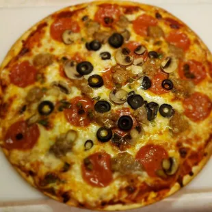 The thin deluxe, crispy crust and not soggy.