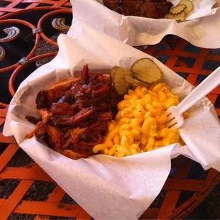 Pulled pork w/ mac &amp; cheese