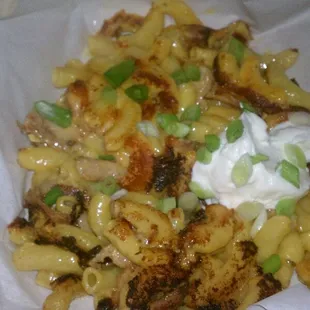 Burnt mac &amp; cheese w pulled pork $5