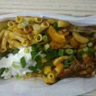 "burnt" mac &amp; cheese w/ pulled pork