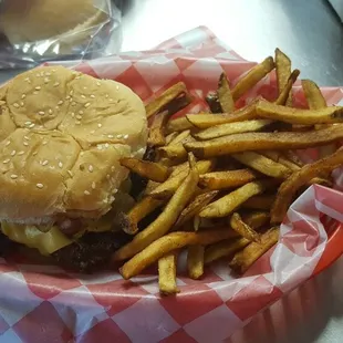 Bacon cheeseburger basket
