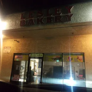 Está lleno de gente agarrando su pan