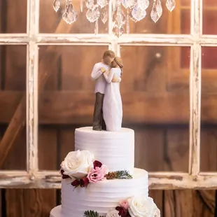 Our yummy and beautiful wedding cake!!