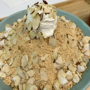 Injeolmi shaved ice cream